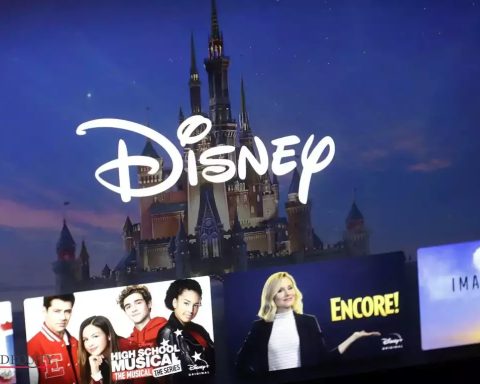 A US judge has temporarily halted the debut of a new sports company financed by Disney, Warner Bros. Discovery, and Fox.