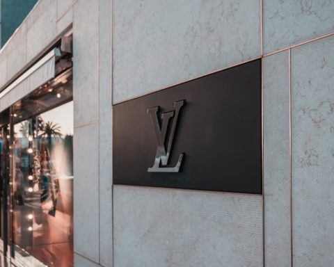 The event occurred at a Louis Vuitton store in Chongqing, China, where a woman made the store workers count Rs. 68.5 lakh in cash.