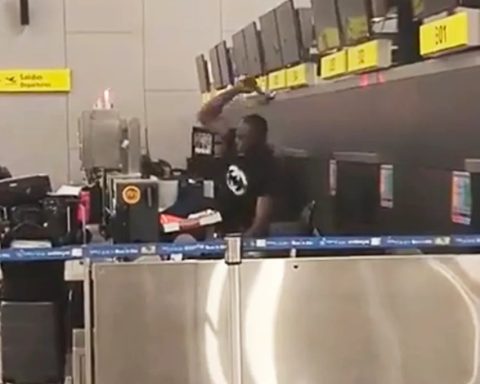 A passenger going to board an aircraft was captured on tape damaging an American Airlines counter with a hammer in Chile.